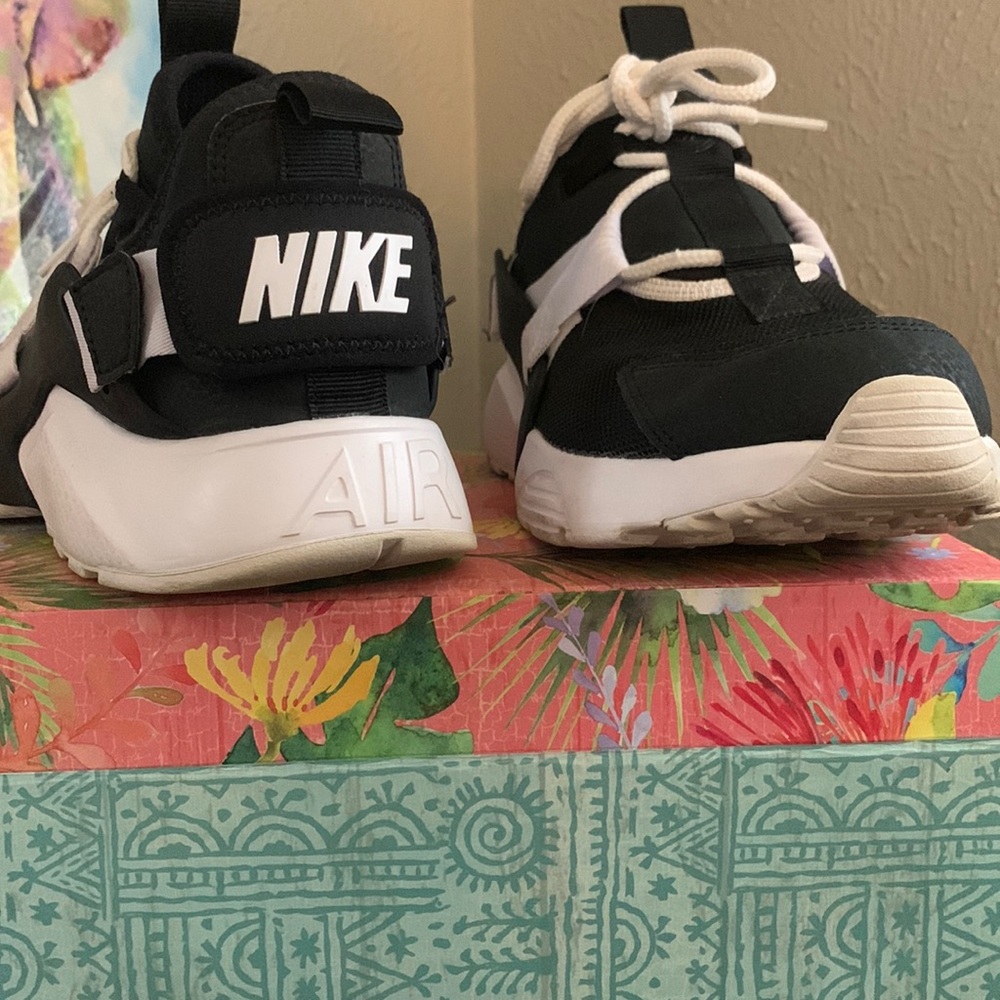 Nike Air Huarache city low black and white and white size 9.
